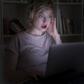mulher chocaada assistindo uma série baseada em fato real na Netflix pelo notebook