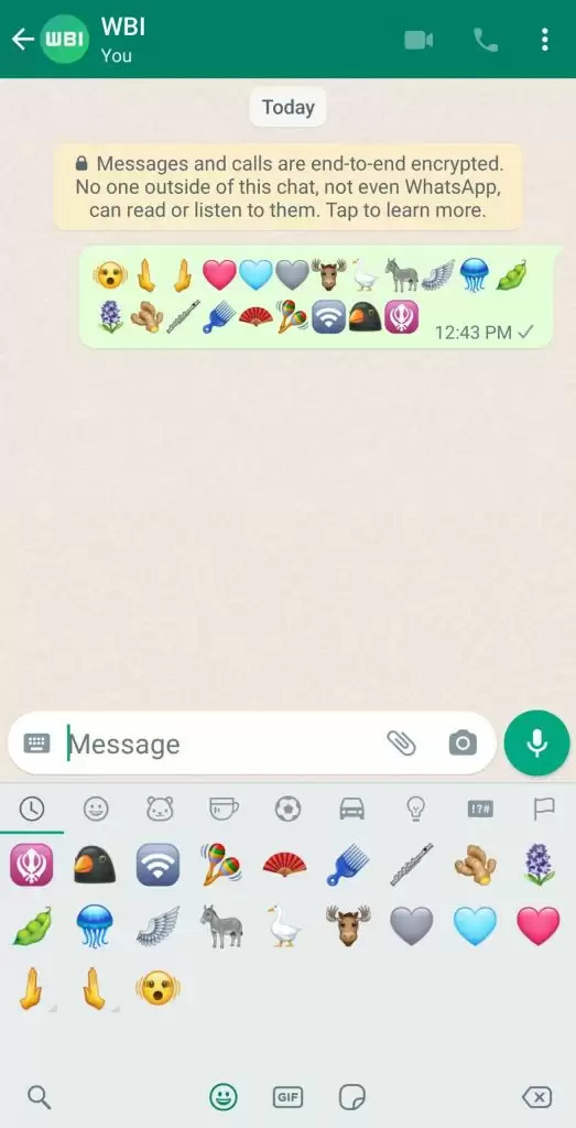 reprodução dos novos emojis em uma conversa do WhatsApp Beta