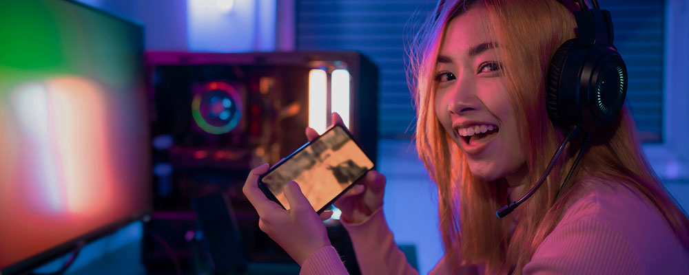 mulher com headphones em um quarto gamer jogando jogos para Android