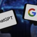 dois celulares com o ChatGPT e o Google Bard abertos