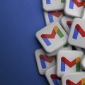 vários ícones do Gmail em 3D sobre um fundo azul