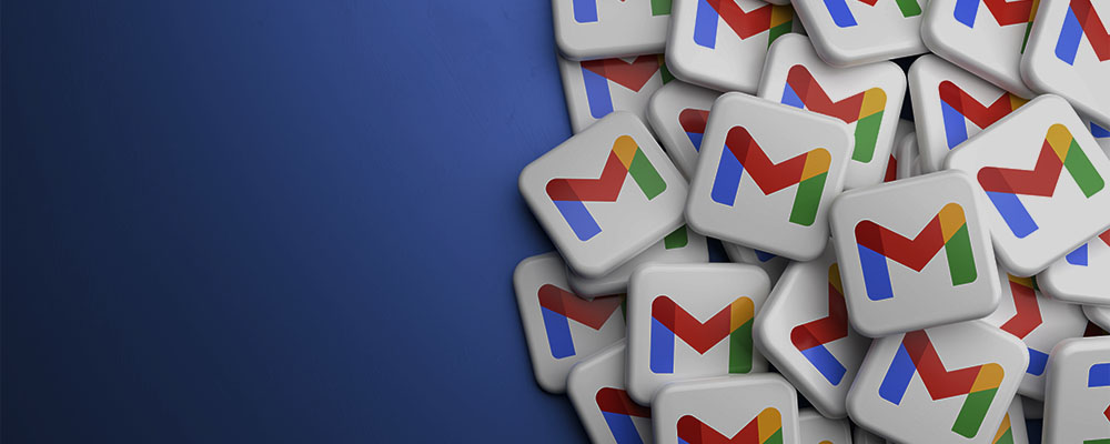 vários ícones do Gmail em 3D sobre um fundo azul