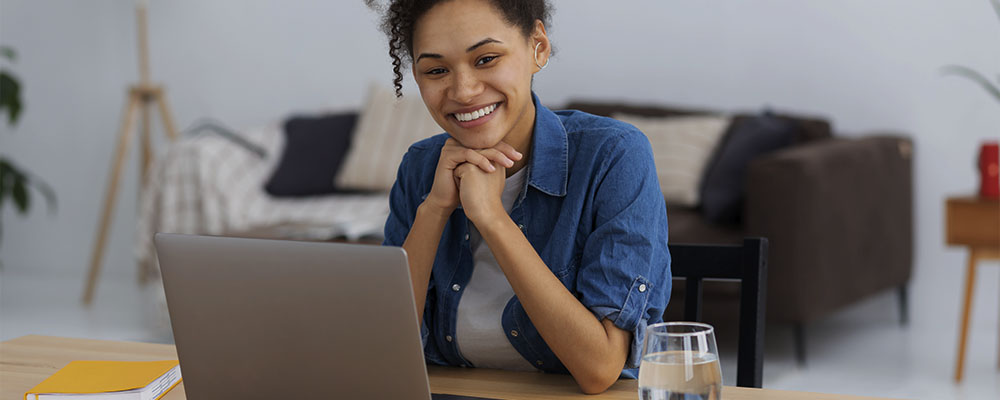 mulher sorrindo enquanto usa um dos navegadores Opera ou Chrome em um notebook