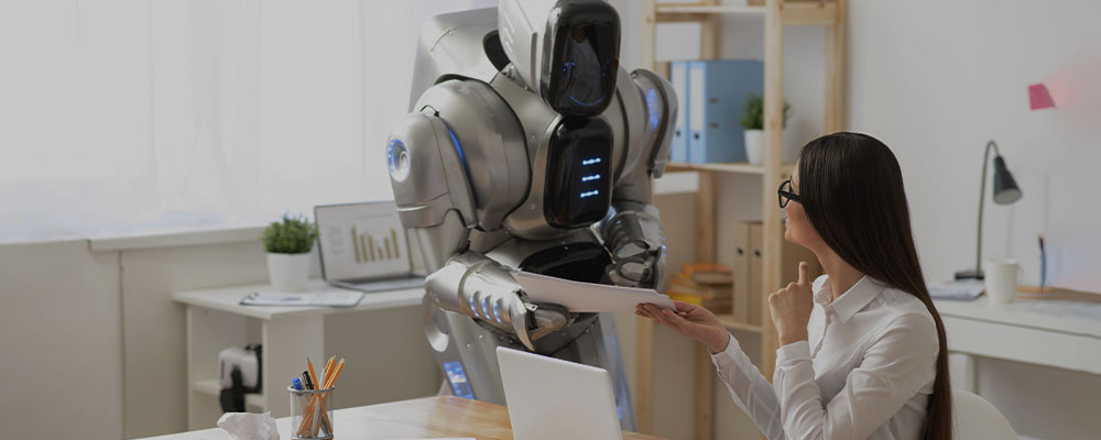 robô trabalhando como assistente de uma mulher, simbolizando o impacto da inteligência artificial no mercado de trabalho