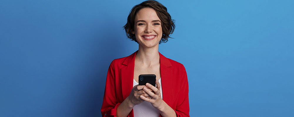 mulher sorrindo usando um celular