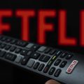 controle apontado para a TV com a Netflix aberta