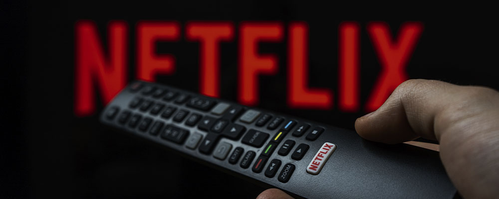 controle apontado para a TV com a Netflix aberta