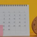 calendário ao lado de um relógio