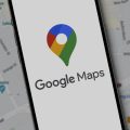 celular em cima de um mapa com o app do Google Maps aberto
