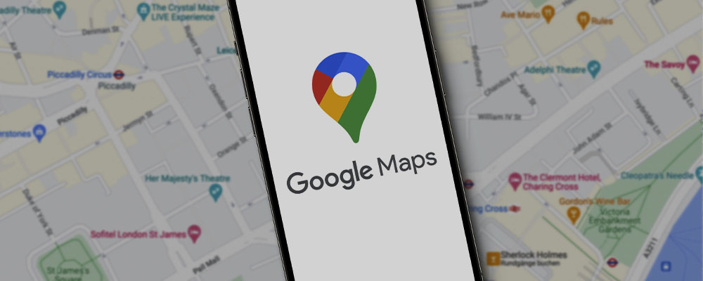 celular em cima de um mapa com o app do Google Maps aberto