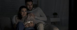 casal assistindo filme de terror abraçados no sofá