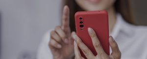 mulher usando o celular para controlar dispositivos inteligentes em sua casa