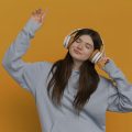 garota dançando enquanto ouve música em headphones