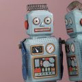 dois robôs vintage muito próximos um do outro