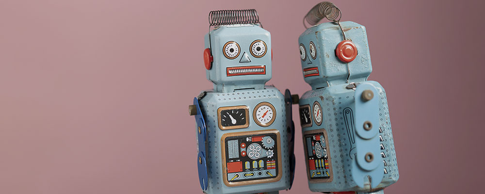 dois robôs vintage muito próximos um do outro