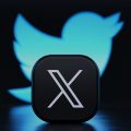 logo do X com o logo do Twitter ao fundo