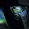 hacker de óculos e capuz usando um computador para cometer crimes cibernéticos