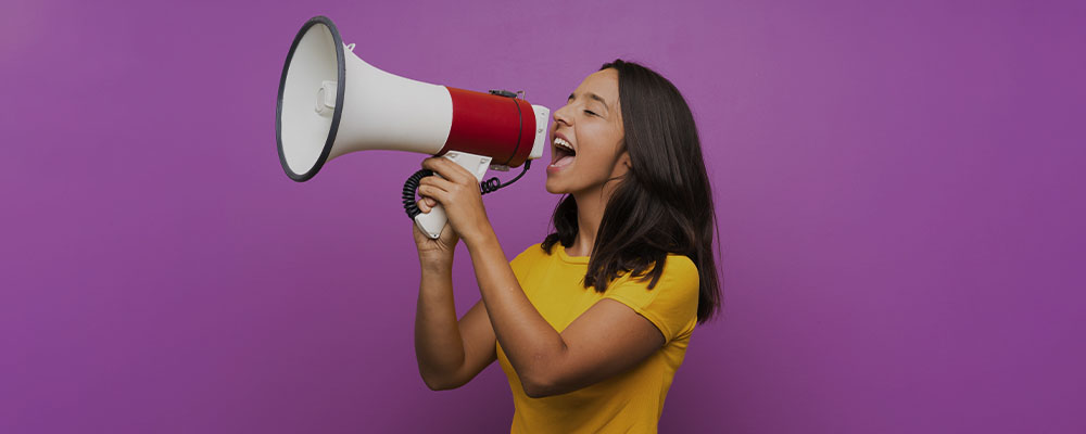 mulher falando em um megafone, fazendo alusão ao canal de transmissão do Instagram