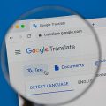 lente de aumento sobre o título Google Tradutor aberto em um navegador da internet