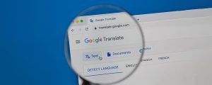 lente de aumento sobre o título Google Tradutor aberto em um navegador da internet