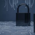 dois cadeados sobre desenhos tecnológicos indicando segurança cibernética
