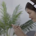 mulher com headphones jogando o jogo da cobrinha no Spotify
