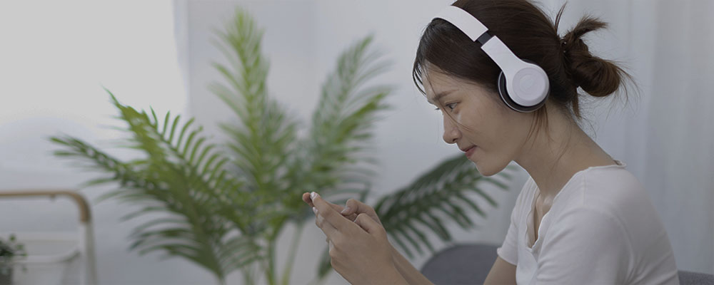 mulher com headphones jogando o jogo da cobrinha no Spotify