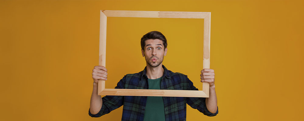 homem segurando uma moldura remetendo às fotos do WhatsApp