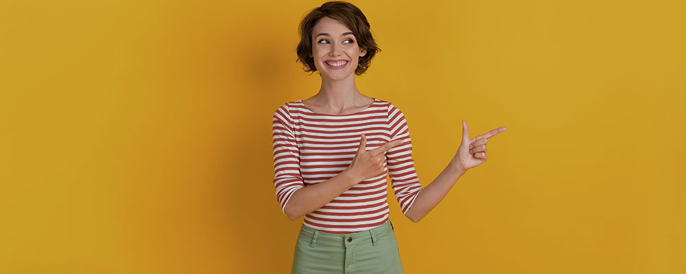 mulher sorrindo apontando para o lado