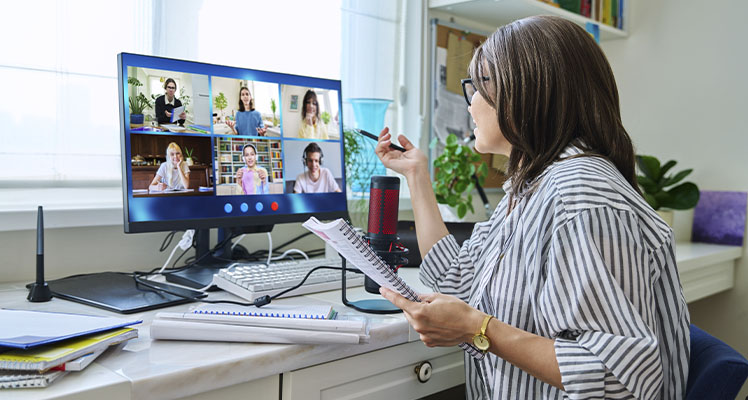 professora dando aula online para seus alunos