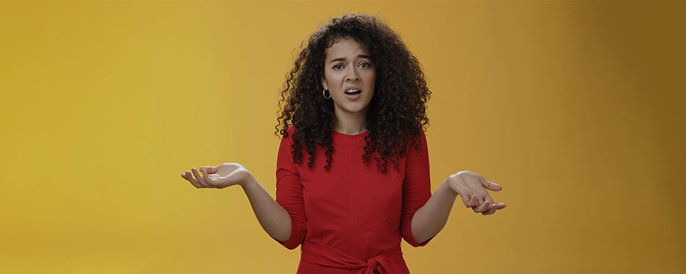 mulher com os braços abertos e uma expressão que indica dúvidas sobre como recuperar dados de um celular que teve a tela quebrada