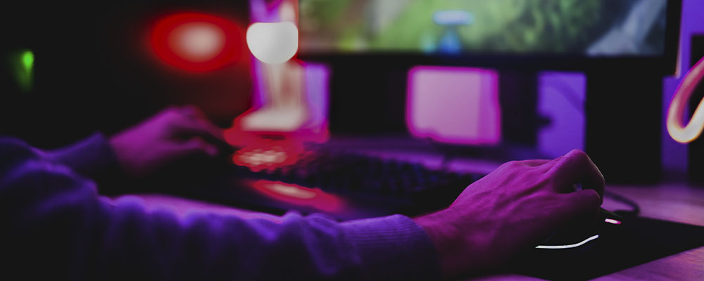 homem jogando jogos de navegador em um PC gamer