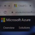 lupa sobre o logo do Microsoft Azure que está aberta em um computador