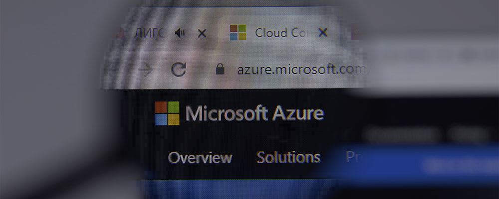 lupa sobre o logo do Microsoft Azure que está aberta em um computador