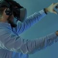 homem com óculos de realidade aumentada imerso em uma experiência virtual