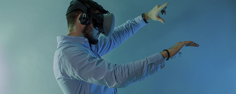 homem com óculos de realidade aumentada imerso em uma experiência virtual