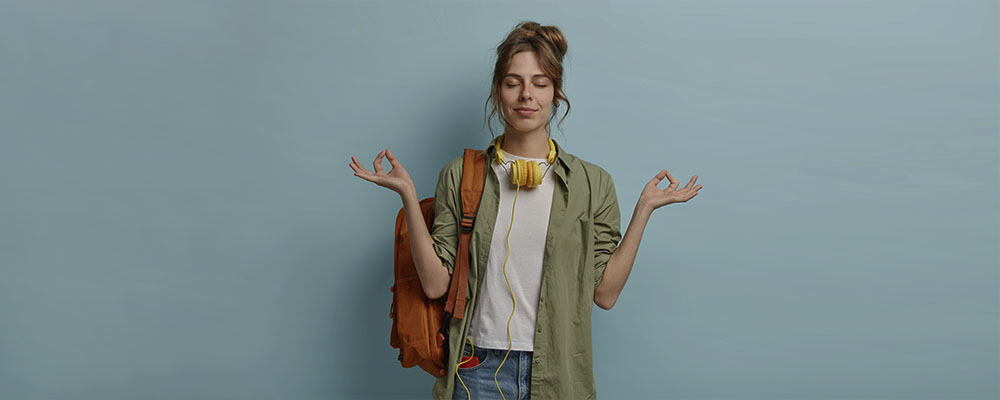 mulher com uma mochila e headphones, indicando que ouve playlists para estudar