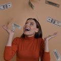 chuva de dinheiro caindo em cima de uma mulher, representando os pagamentos por engajamento