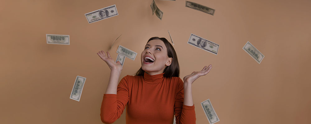 chuva de dinheiro caindo em cima de uma mulher, representando os pagamentos por engajamento