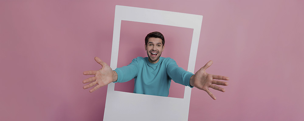 homem dentro de uma moldura de foto Polaroid