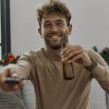 homem tomando uma cerveja enquanto assiste filmes de Natal na Netflix