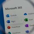 lente de aumento sobre o logo do Microsoft 365 e vários aplicativos do Pacote Office