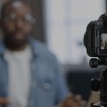 influencer gravando vídeos com uma câmera para postar no TikTok