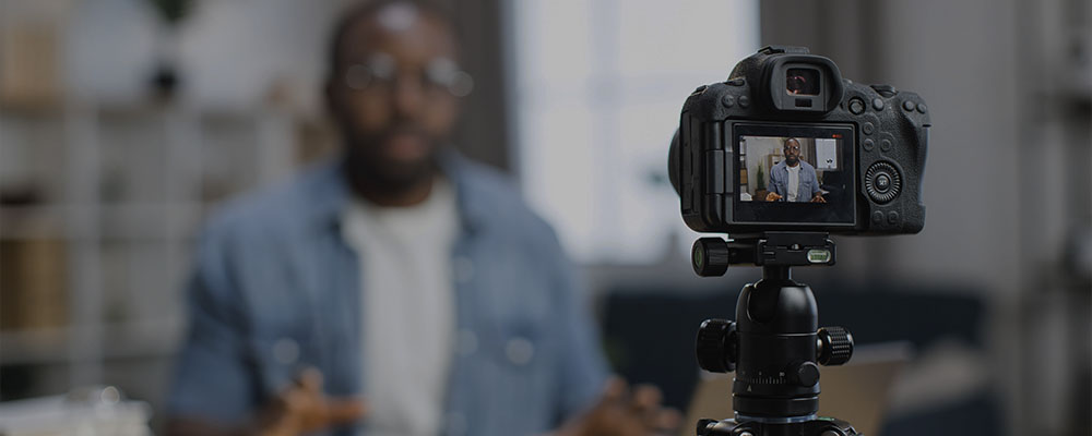 influencer gravando vídeos com uma câmera para postar no TikTok