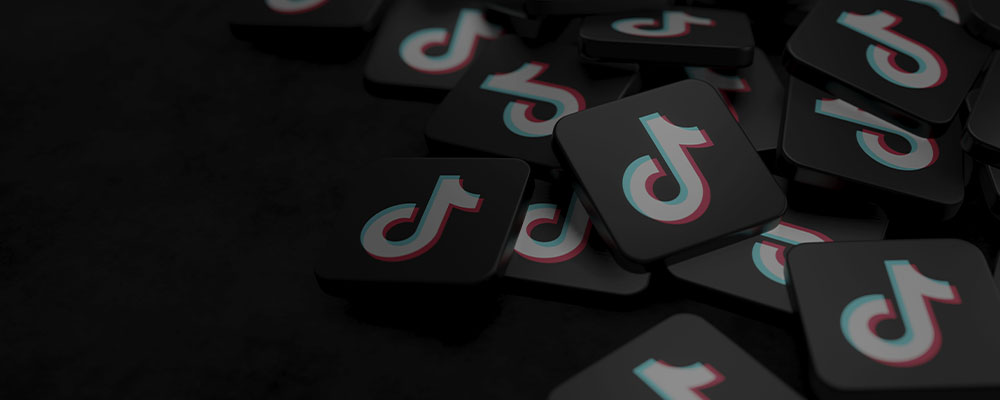 vários logos em 3D do TikTok sobre um fundo escuro