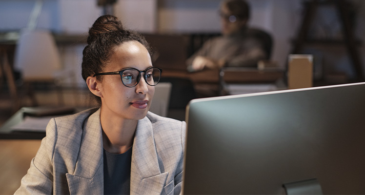 mulher usando VPN para trabalhar