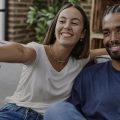 casal assistindo os lançamentos da Netflix de janeiro de 2024