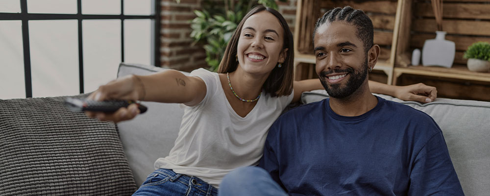 casal assistindo os lançamentos da Netflix de janeiro de 2024