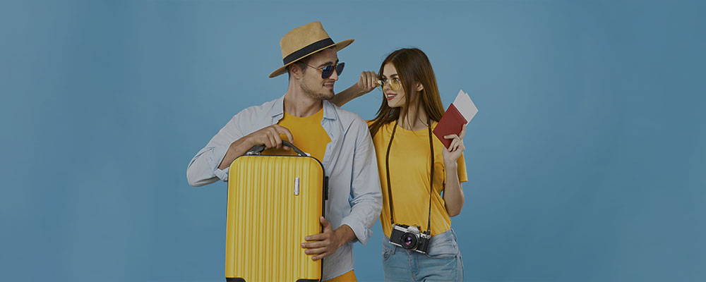 casal pronto para sair de viagem de férias