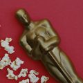 Estatueta do Oscar ao lado de uma fileira de pipoca.